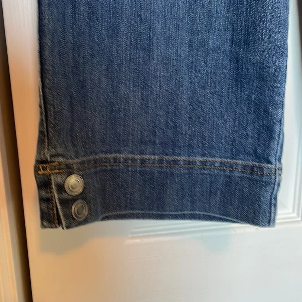 Croft & Barrow 8 denim capris straight leg metal button detail front/back pocket